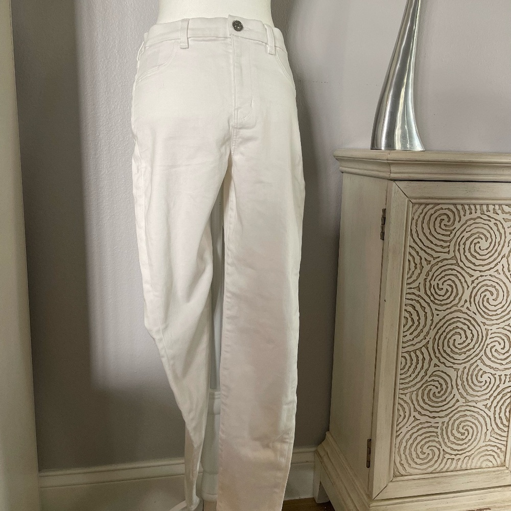 NWT American Eagle Curvy Hi-Rise Jegging in white.